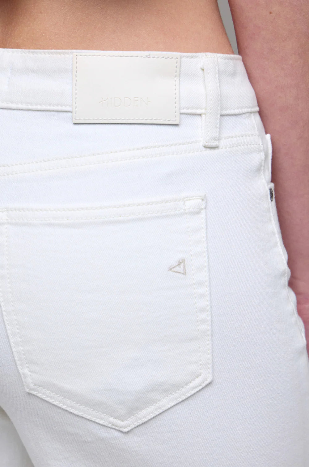 Hidden Logan Women’s White Mid-Rise Dad Jean HD9251D-PRL