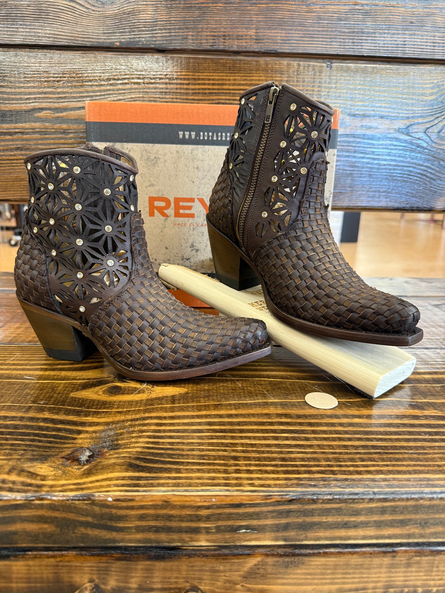 Reyme Women’s Petatillo Brown Zip Botin